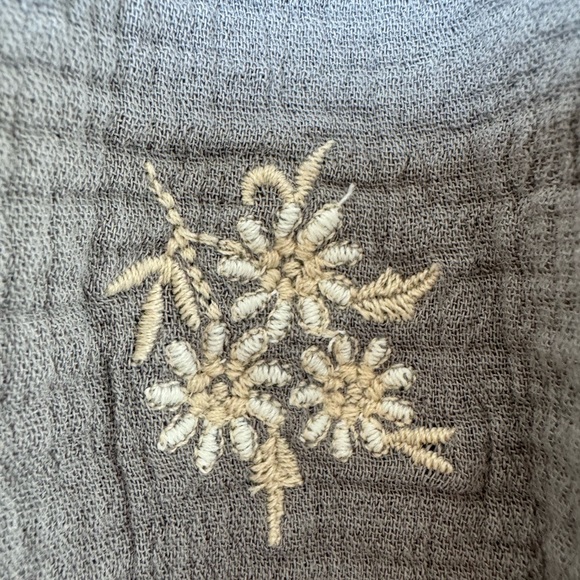 Zara Girls Embroidered Blouse Gray White Floral Linen sz 5/6 - Picture 9 of 10